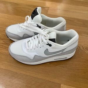 NIKE AIR - size 7 all white. Never worn